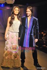 Saif Ali Khan, Kareena Kapoor at Manish malhotra Show on day 3 of HDIL on 14th Oct 2009 (135).JPG